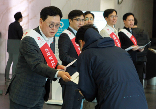 이광영 롯데자산개발 대표가(왼쪽 첫번째) 지난 26일 서울 중구 시그니쳐타워에서 입주사 직원들에게 화재 및 안전사고 예방 캠페인을 진행하고 있다.<롯데자산개발 제공>